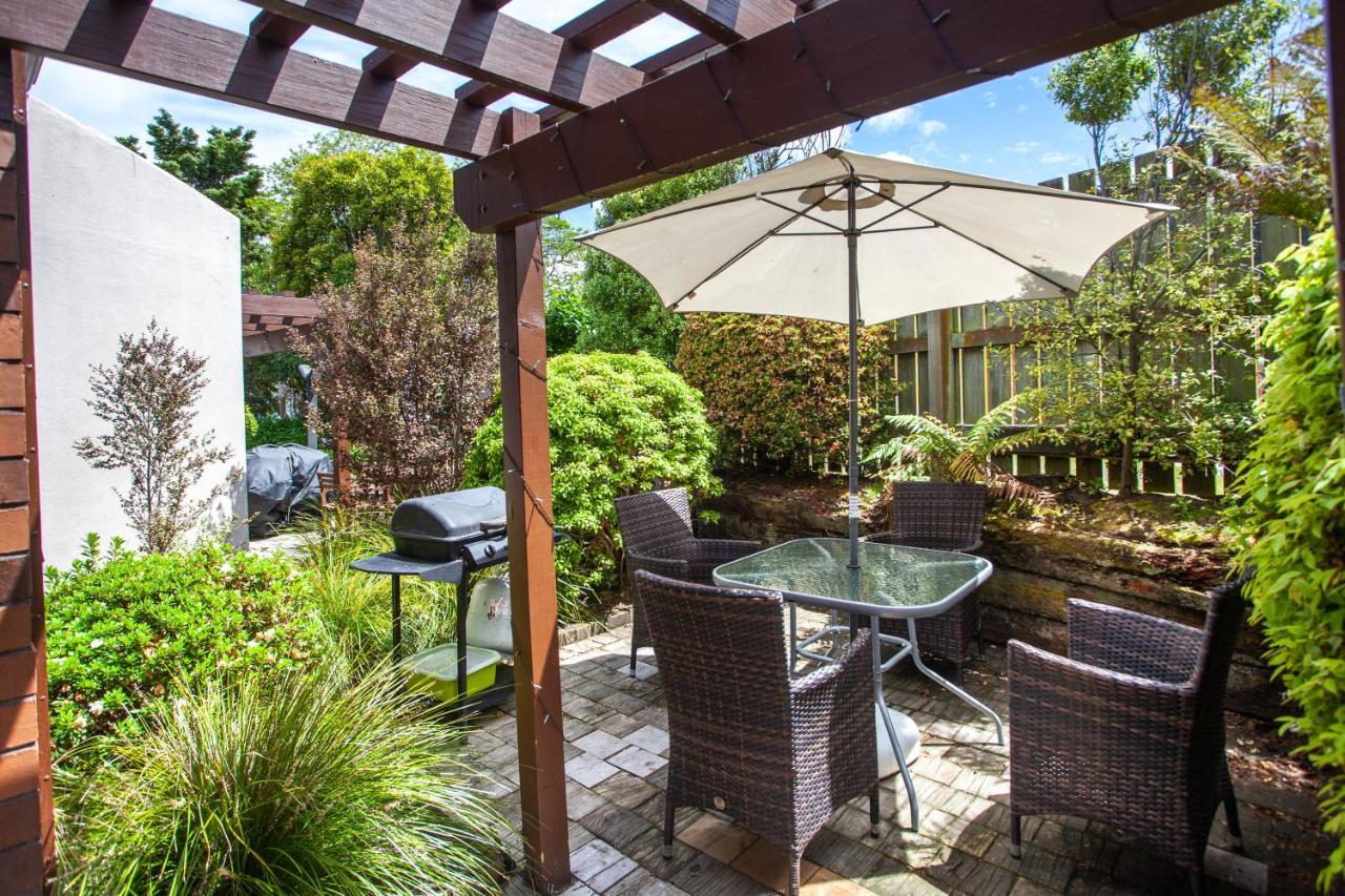 Cascades Lakefront Motel Lago Lago Taupo Exterior foto A patio with a pergola