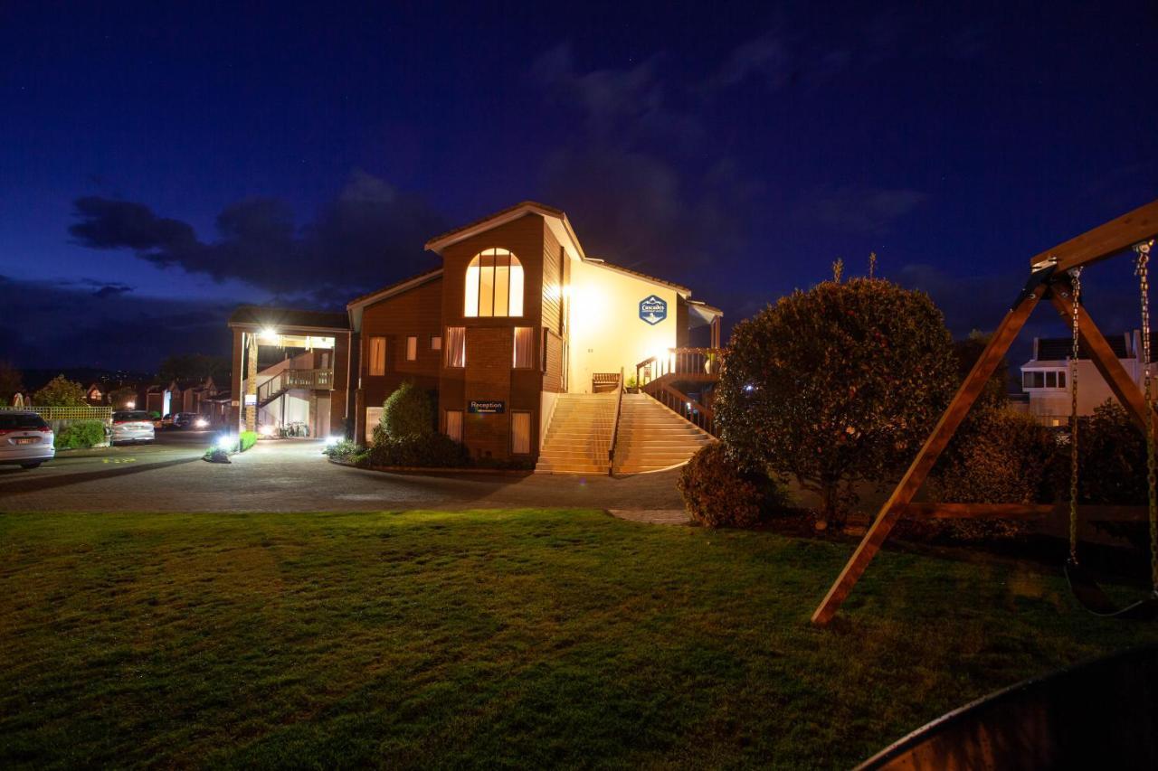 Cascades Lakefront Motel Lago Lago Taupo Exterior foto The church at night