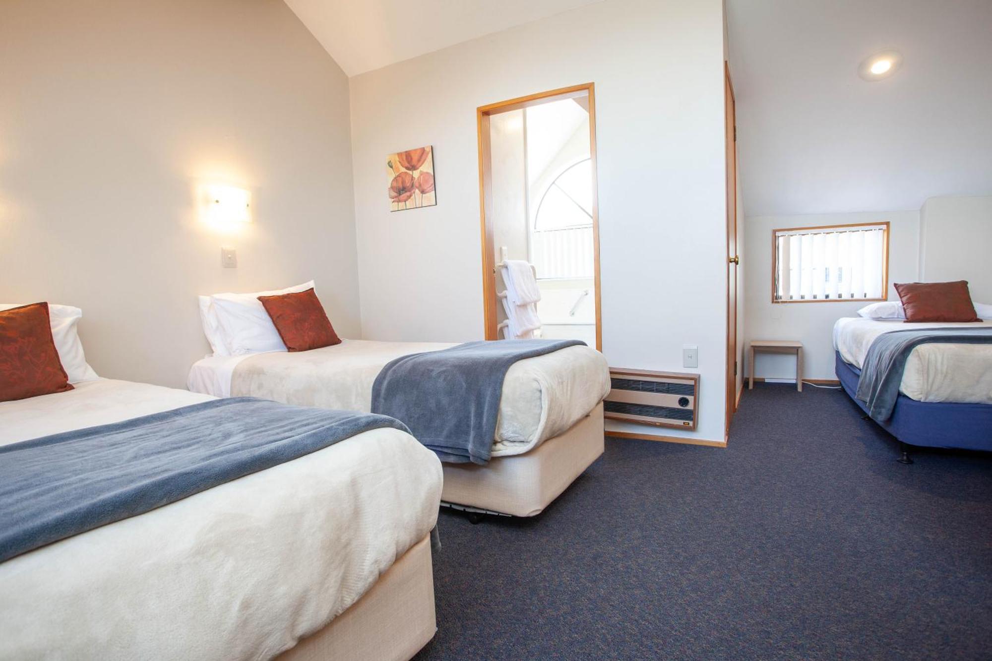 Cascades Lakefront Motel Lago Lago Taupo Habitación foto A typical motel room
