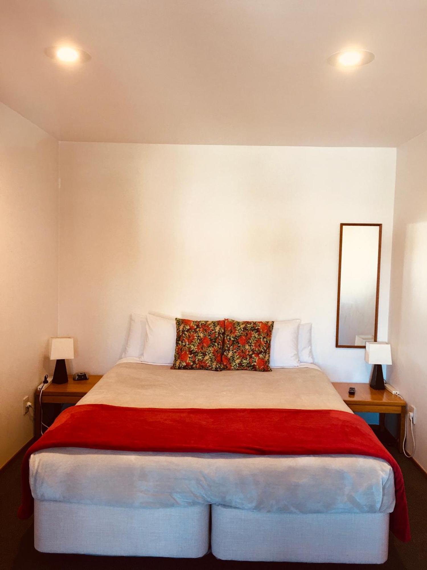 Cascades Lakefront Motel Lago Lago Taupo Exterior foto A bedroom at the hotel