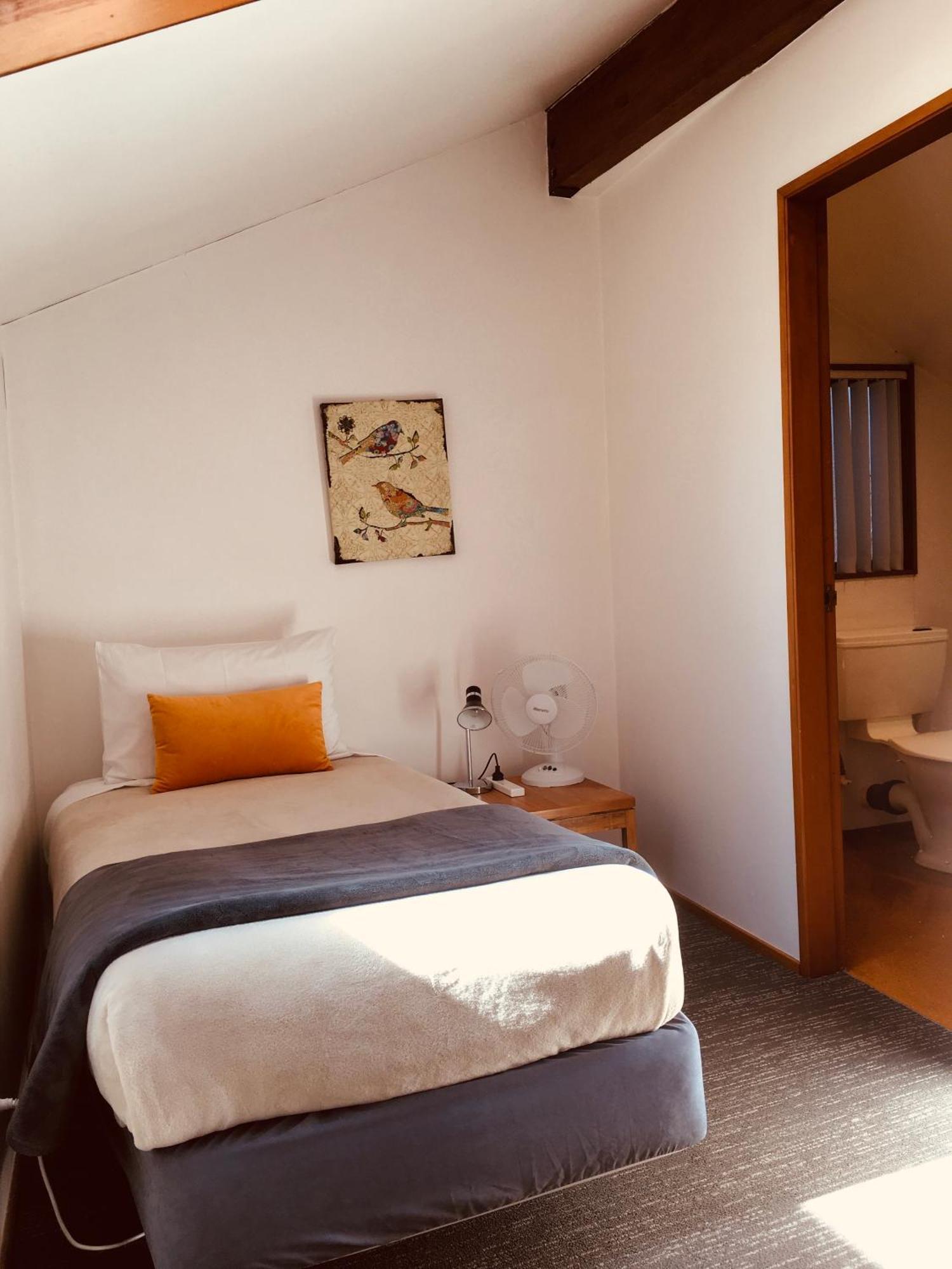 Cascades Lakefront Motel Lago Lago Taupo Exterior foto A single room at the hotel