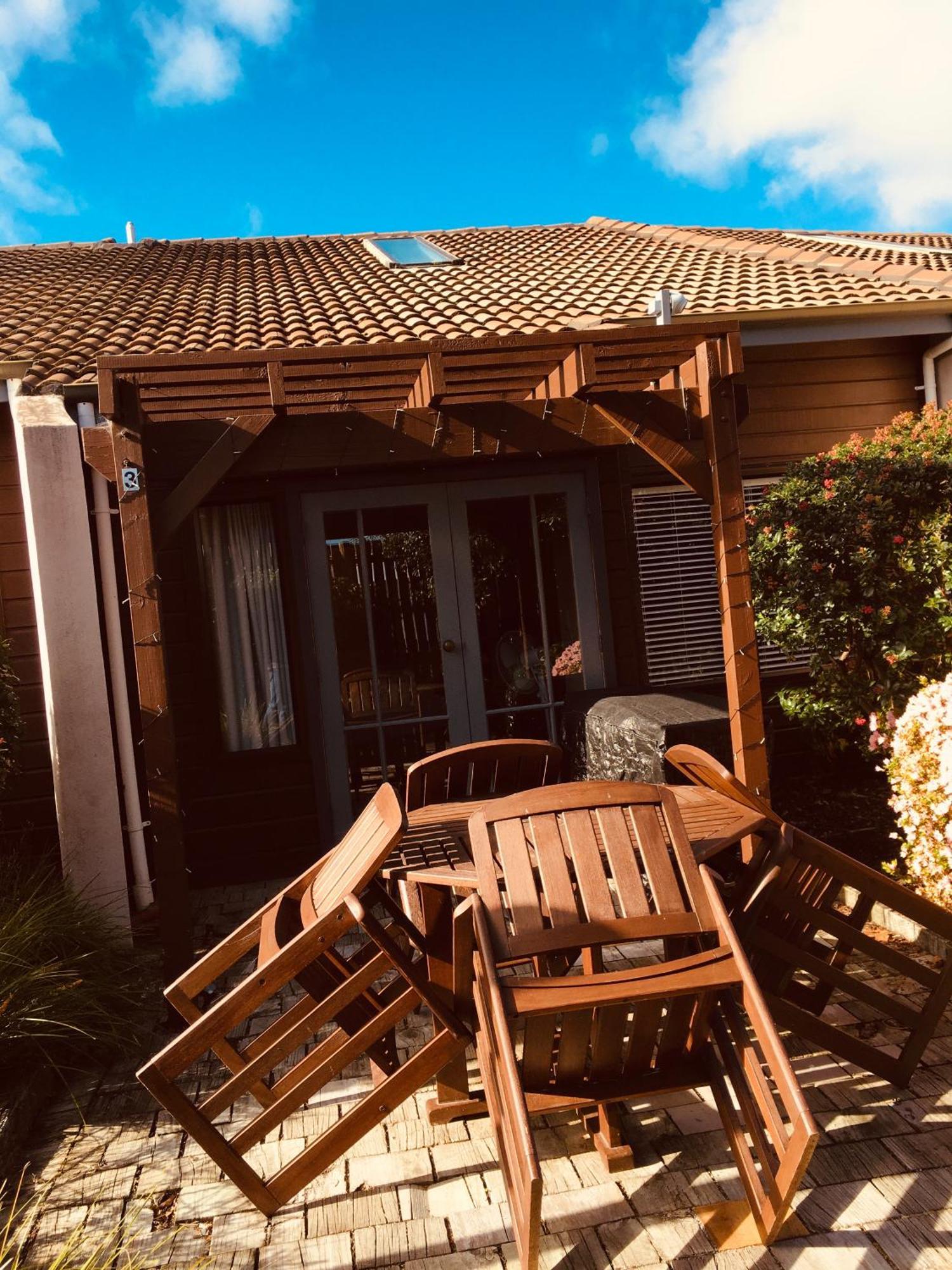Cascades Lakefront Motel Lago Lago Taupo Exterior foto A pergola in Germany