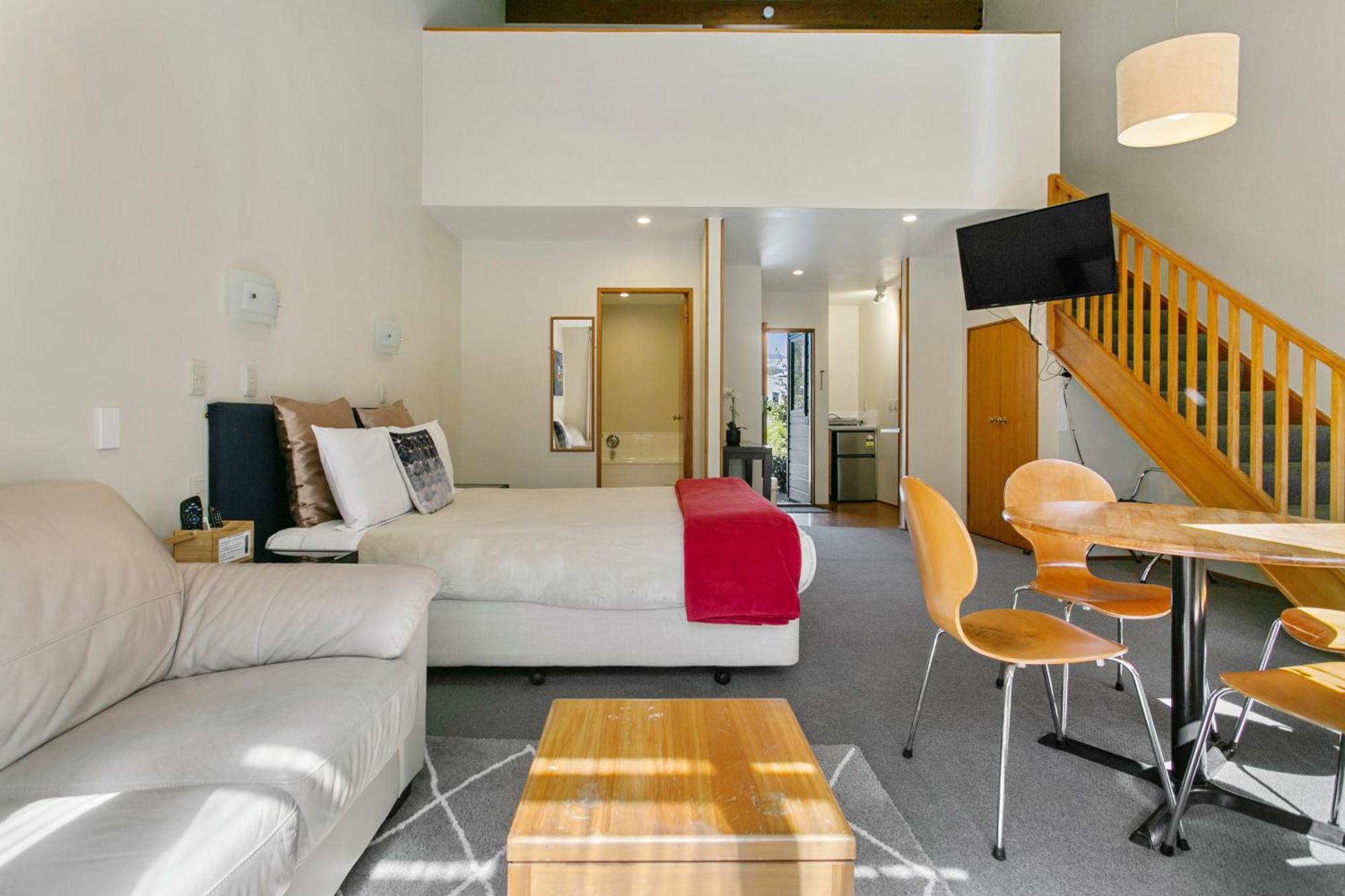 Cascades Lakefront Motel Lago Lago Taupo Exterior foto A typical studio apartment