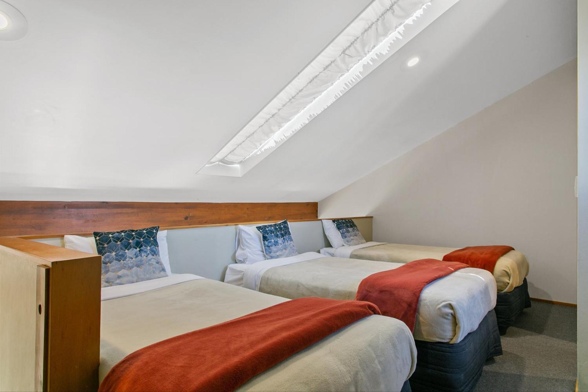 Cascades Lakefront Motel Lago Lago Taupo Exterior foto Skylight in a hotel room
