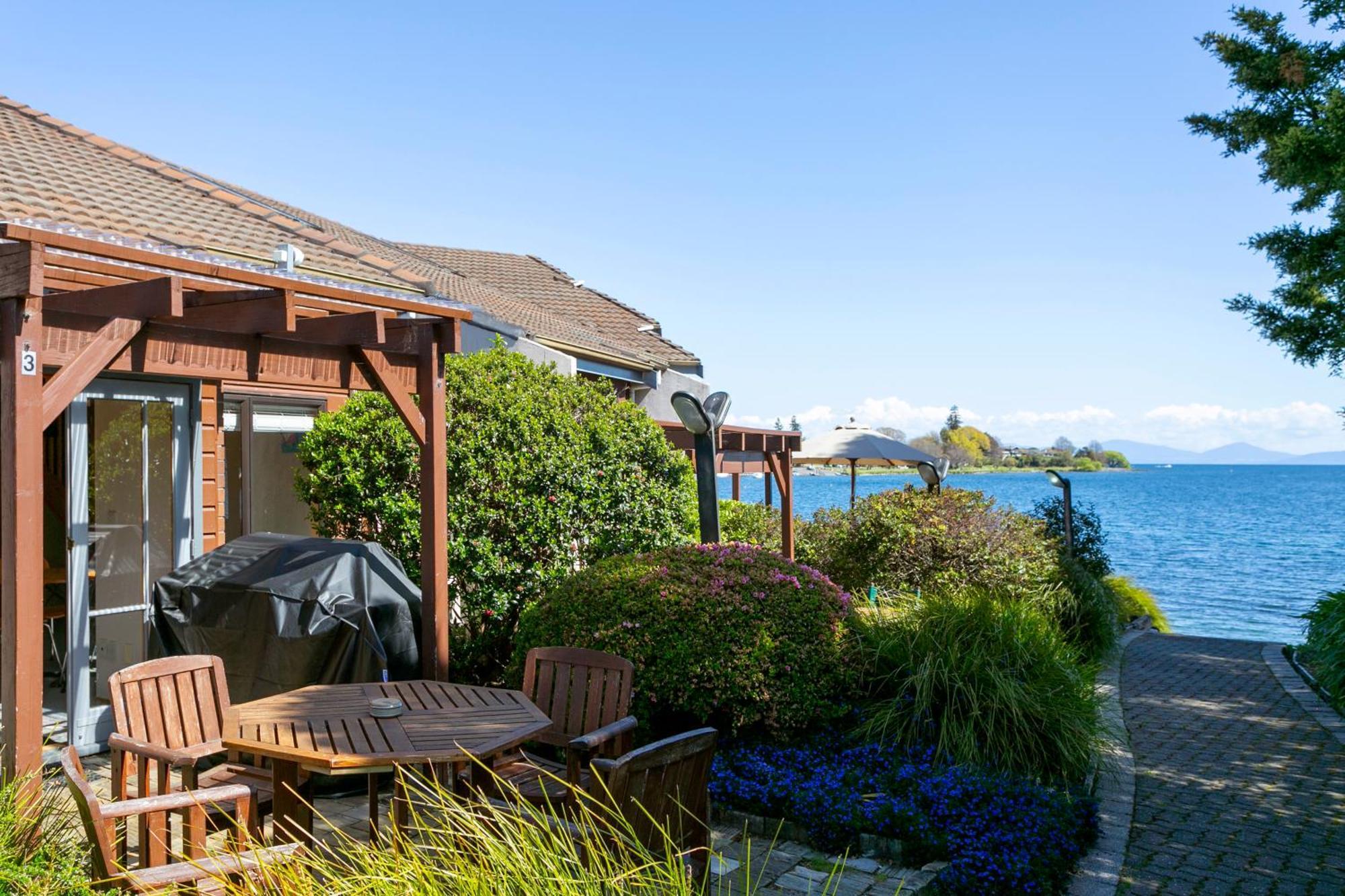 Cascades Lakefront Motel Lago Lago Taupo Exterior foto A view of Lake Taupo from the resort