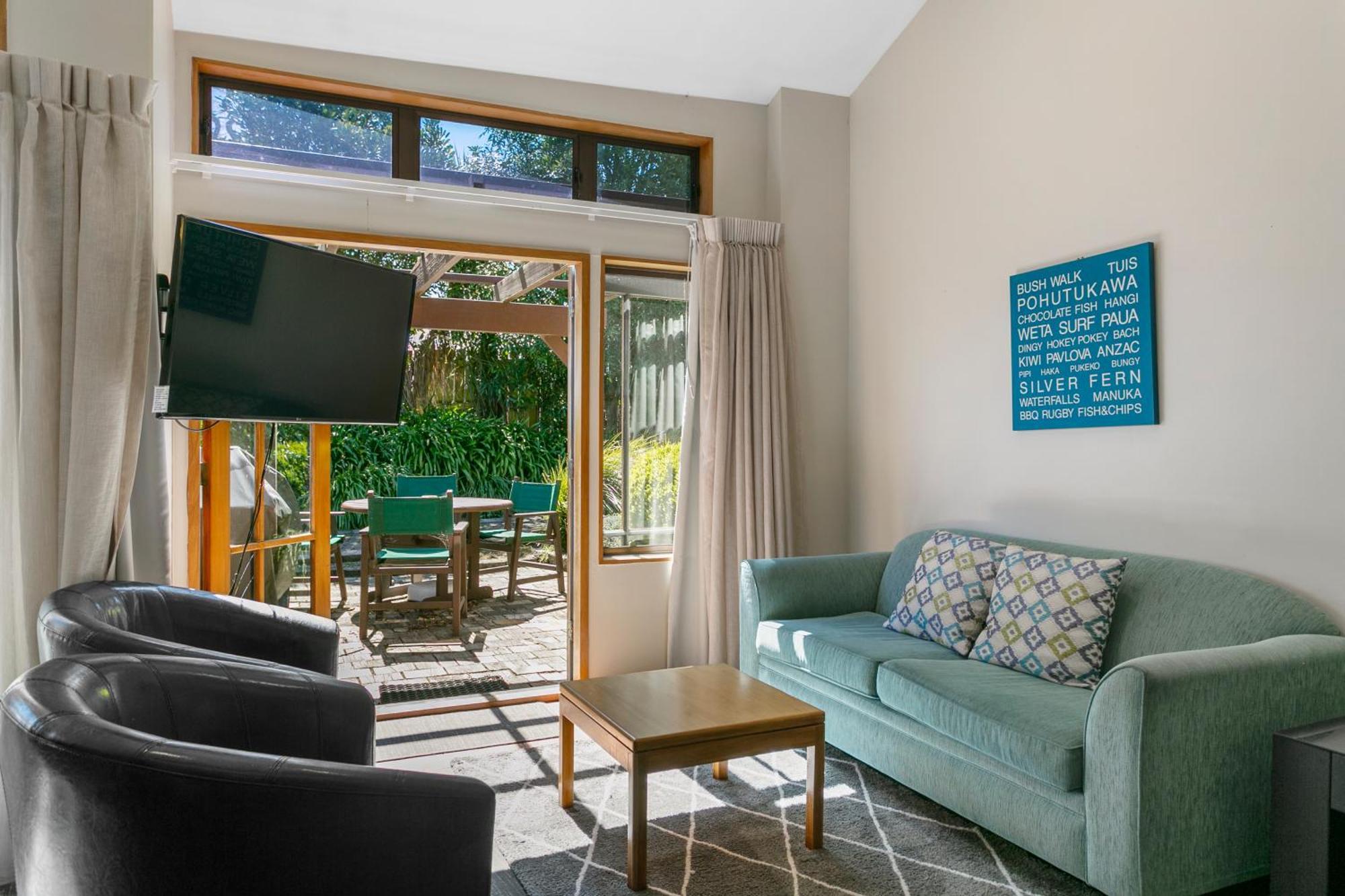 Cascades Lakefront Motel Lago Lago Taupo Exterior foto Living room at the Lodge