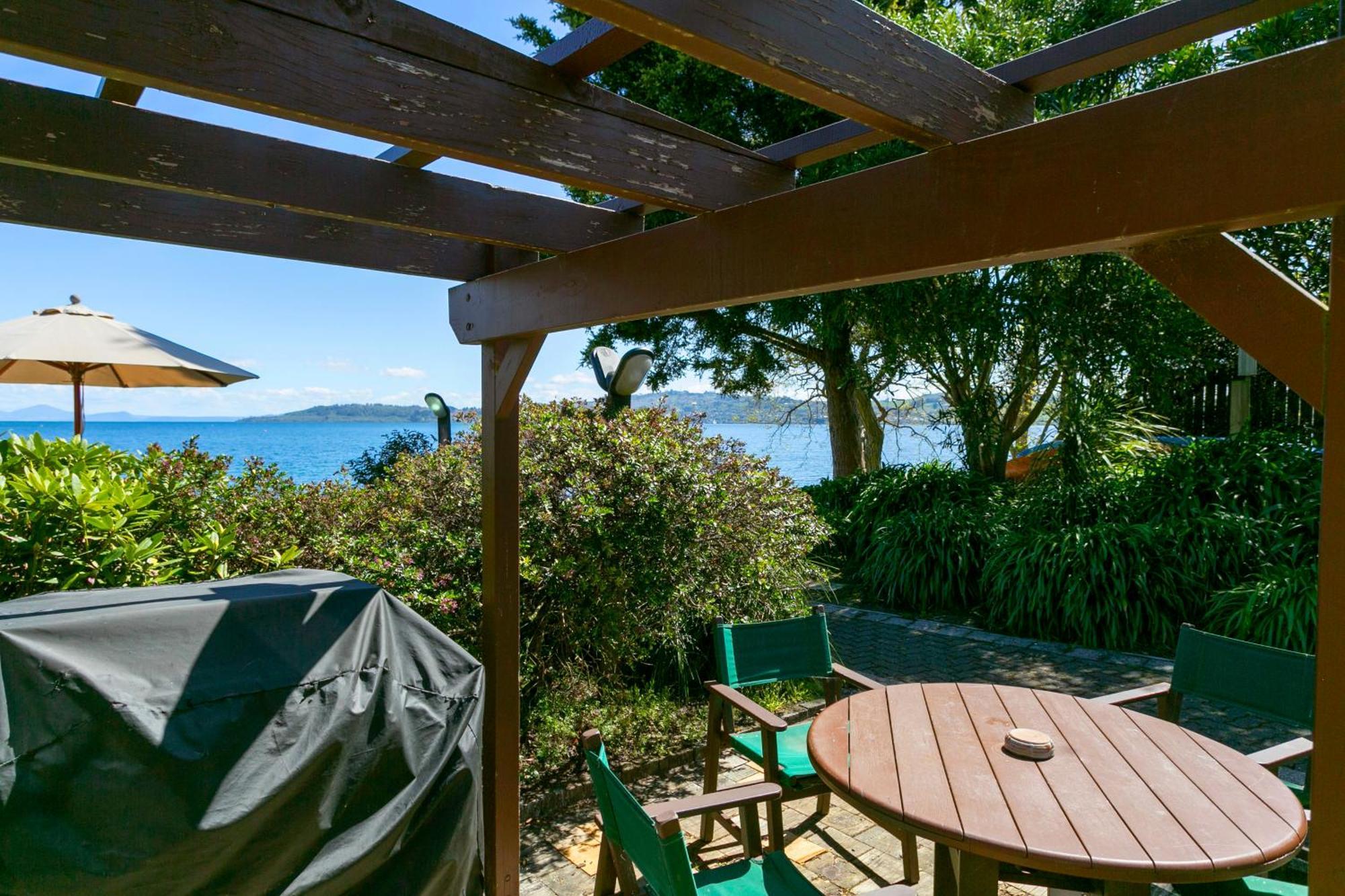 Cascades Lakefront Motel Lago Lago Taupo Exterior foto The view from the deck of the house
