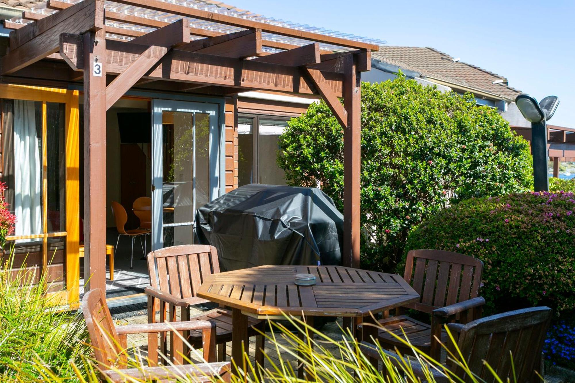 Cascades Lakefront Motel Lago Lago Taupo Exterior foto A pergola in a garden