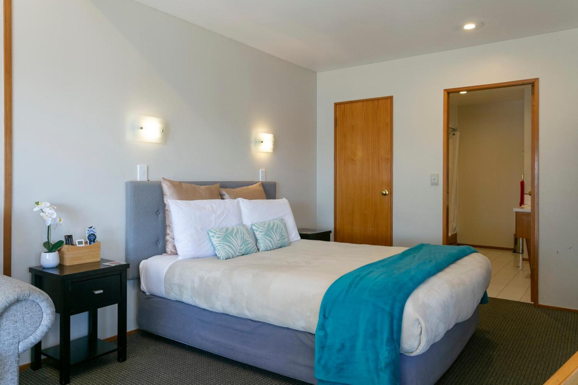 Cascades Lakefront Motel Lago Lago Taupo Exterior foto A bedroom at the hotel