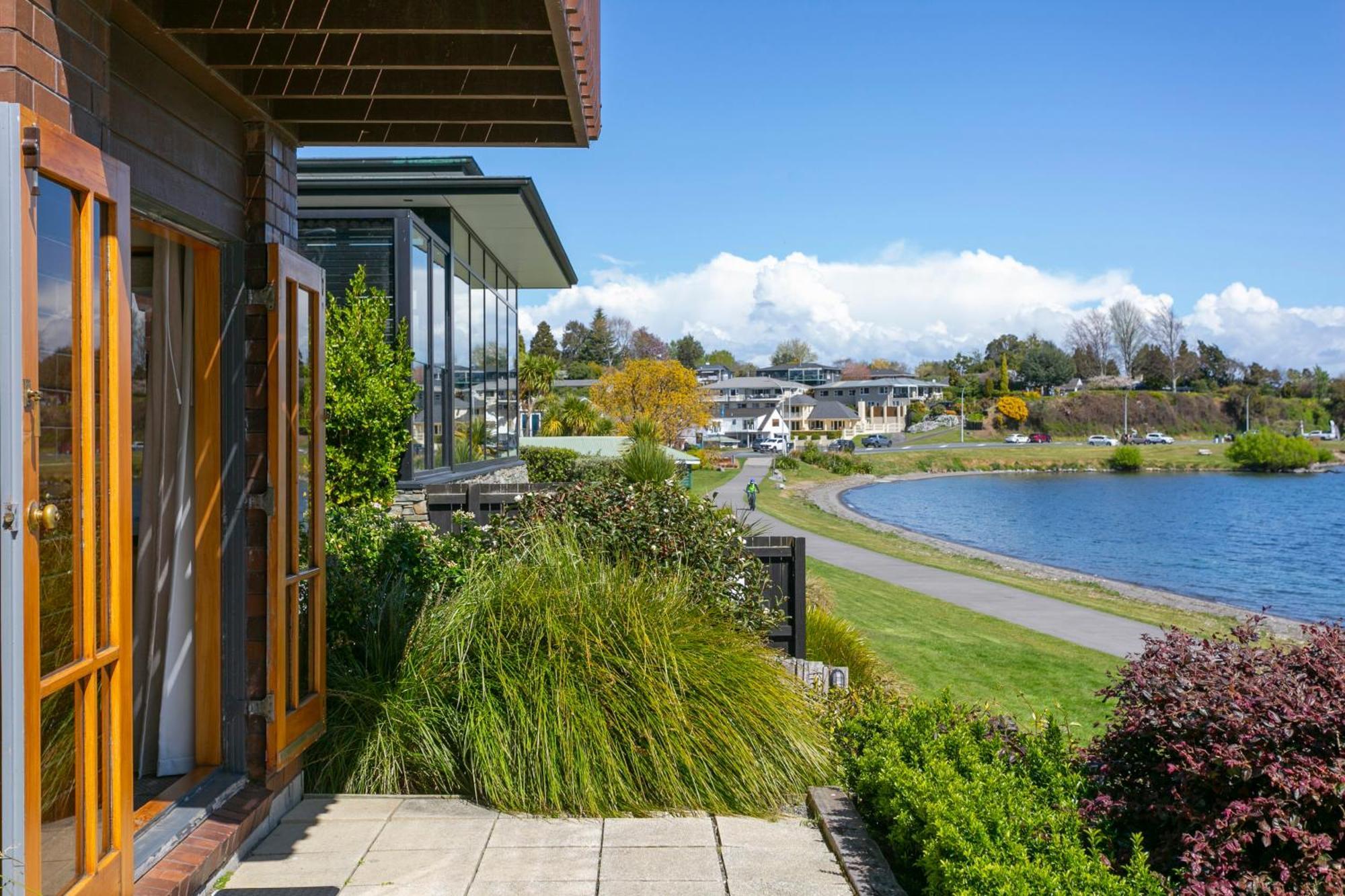 Cascades Lakefront Motel Lago Lago Taupo Exterior foto View of the lake from the library